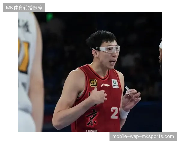 周琦已从膝盖伤势中恢复训练,其护筐能力能否重回巅峰将决定广东队新赛季防守上限 周琦已从膝盖伤势中恢复训练,其护筐能力能否重回巅峰将决定广东队新赛季防守上限